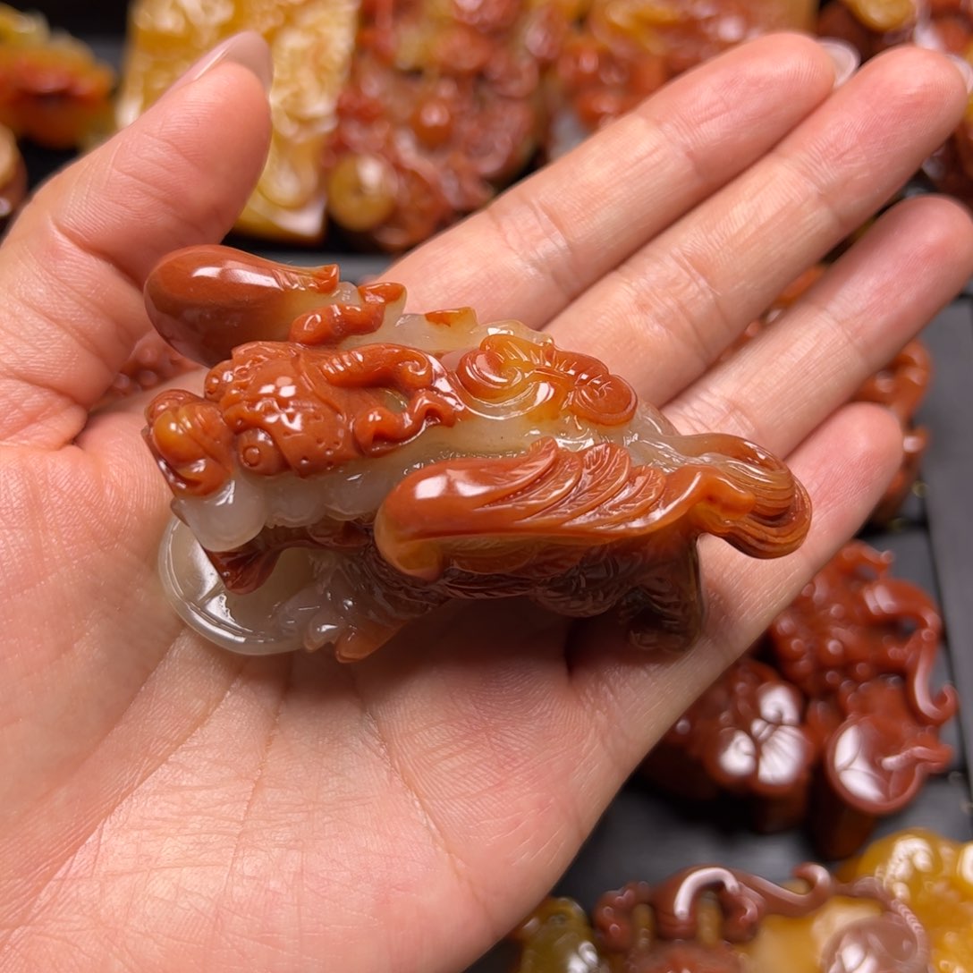 嗨***森石英质玉（黄龙玉）未镶嵌颈饰
