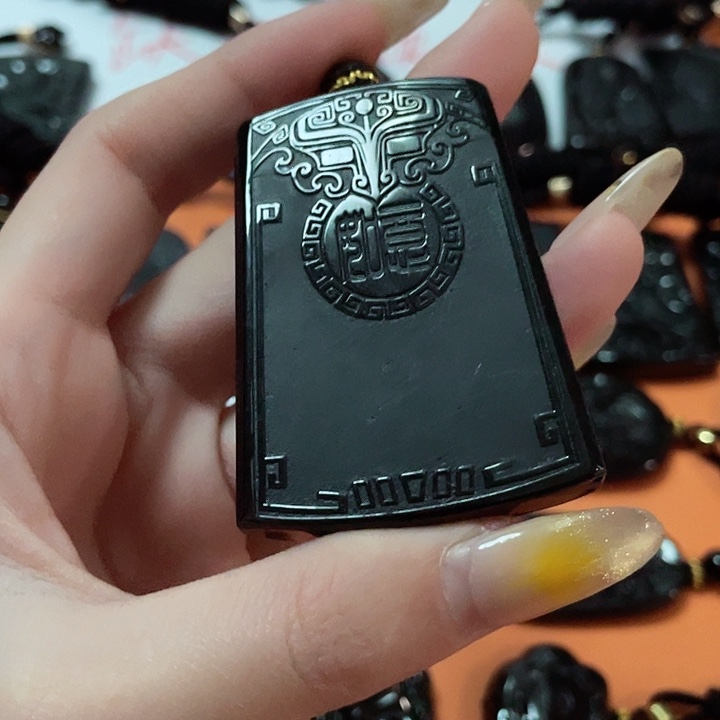 翡翠颈饰未镶嵌向*。