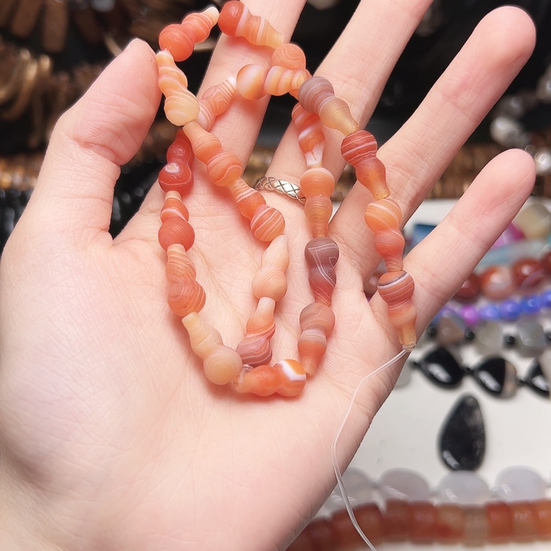 y***n玛瑙/玉髓合金珠宝半成品u376。葫芦红缠丝玛瑙一条