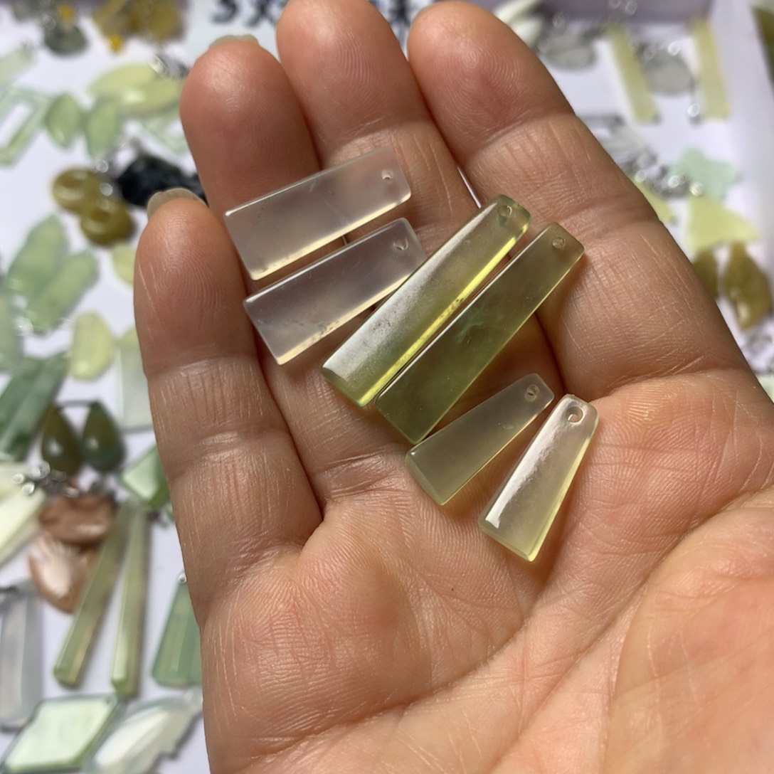 舒***爷蛇纹石玉未镶嵌耳坠