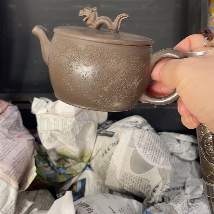 茶壶紫泥原矿泥料手工制作的一把紫砂壶。