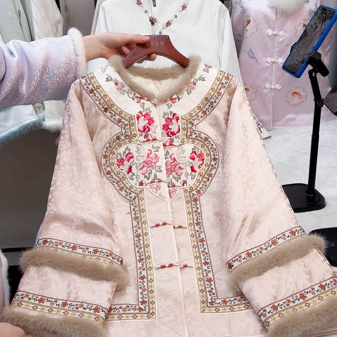 织绣真丝立领如意头棉服