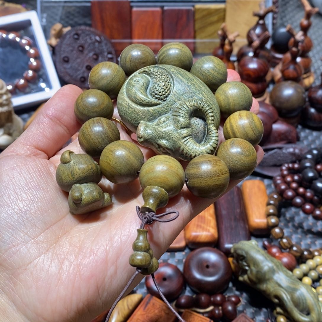 木鹏****练绿檀木三件东西