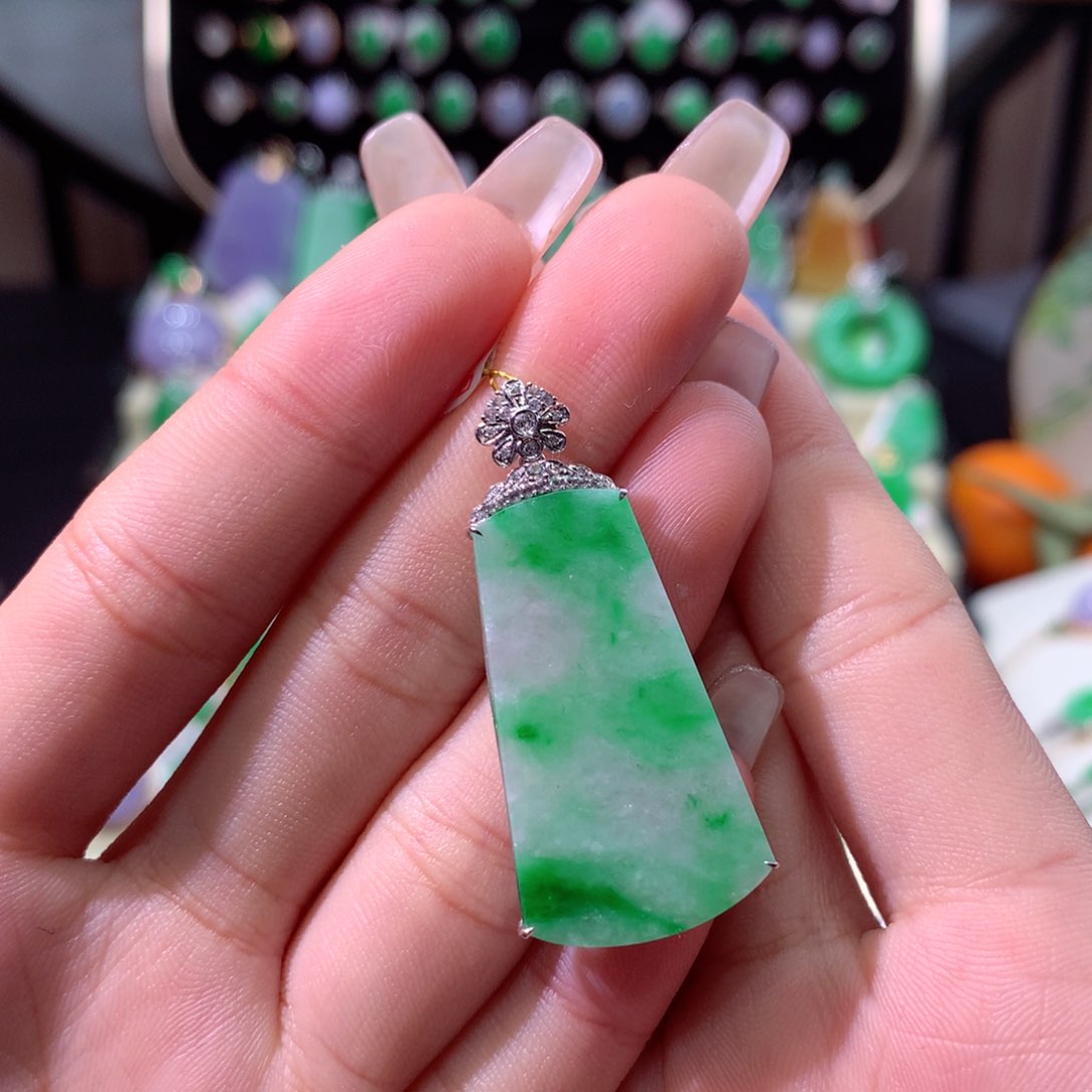 翡翠颈饰18K金镶嵌翡翠