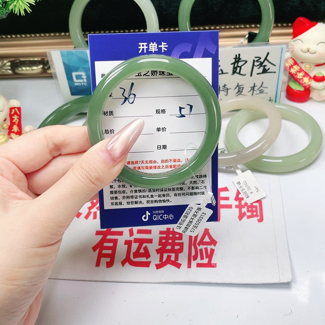 和田玉手镯未镶嵌