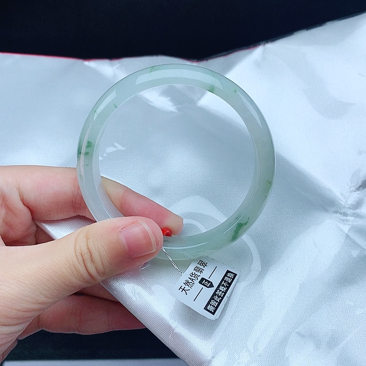 翡翠手镯未镶嵌50圈
