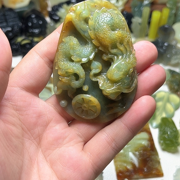 未镶嵌蛇纹石玉颈饰缠**镰