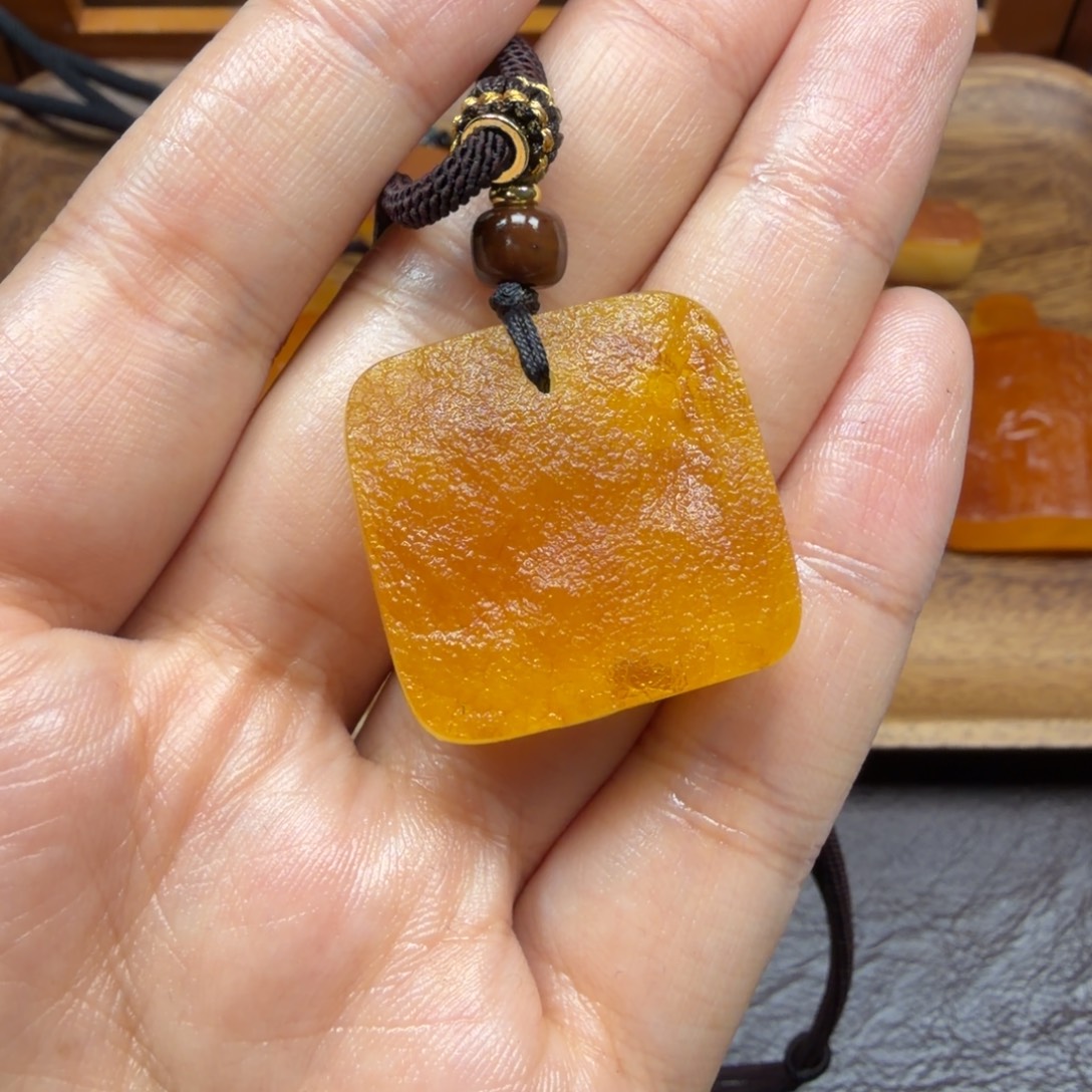 琥珀未镶嵌吊坠(赠链)