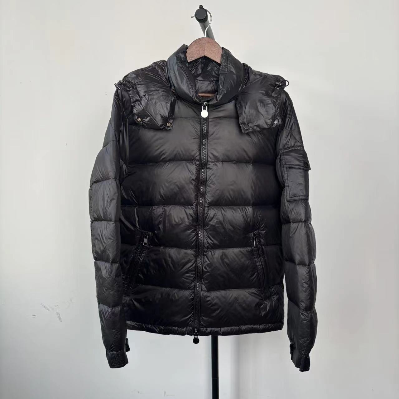 AJ-3 24新款男士黑色简约百搭连帽羽绒服 68950