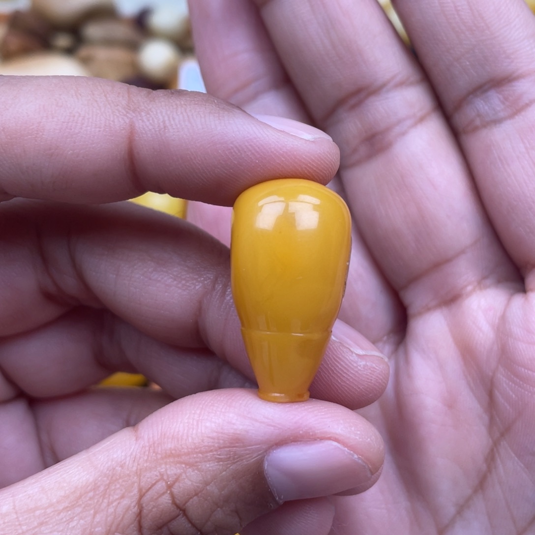 蜜蜡珠宝奇石未镶嵌孔道微坑皮色15.5