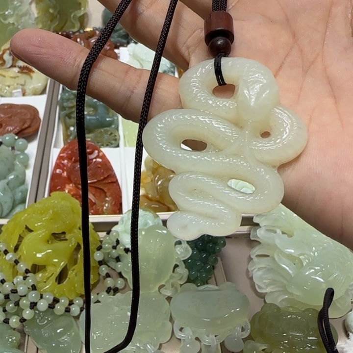 蛇纹石玉吊坠未镶嵌