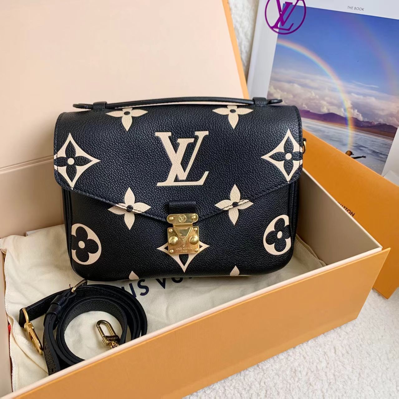 99新 LouisVuitton/路易威登 黑白邮差包64033318/12期/代卖服务