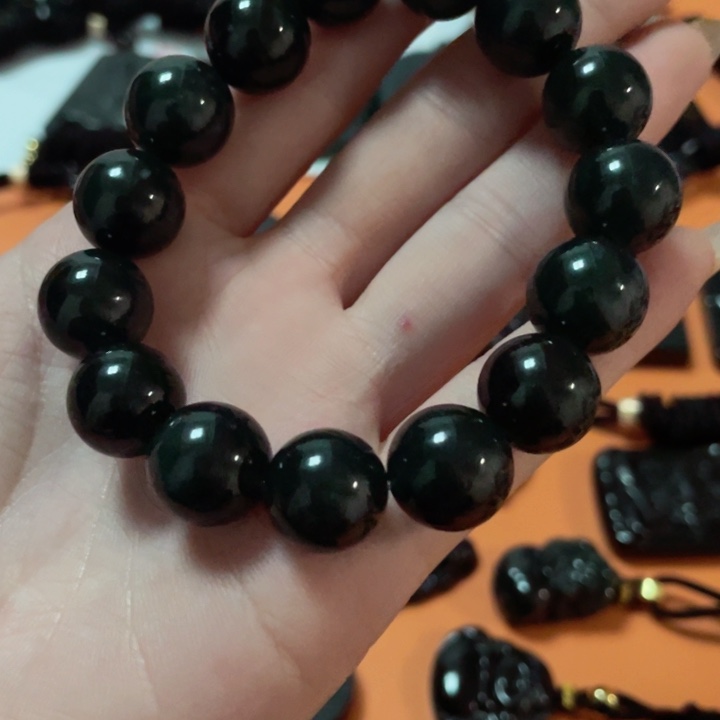 翡翠颈饰未镶嵌滇*客