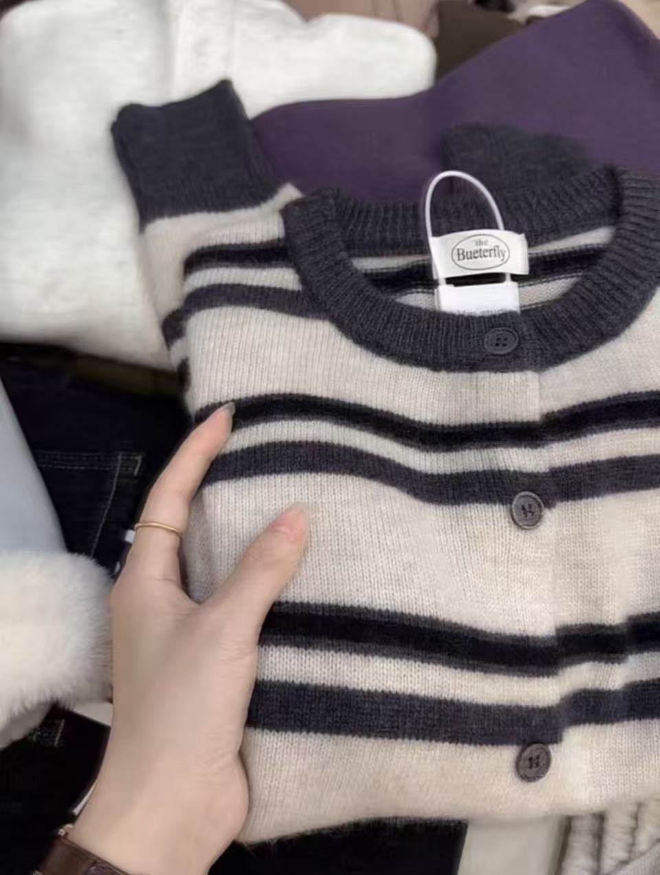 七言家巨好看 #韩系米灰条纹撞色软糯毛衣开衫3337