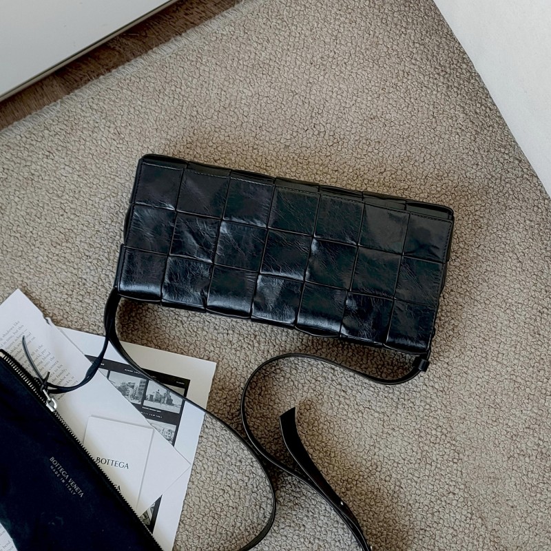 95新 BOTTEGA VENETA/葆蝶家 黑色油蜡皮cassette21格斜挎包53788
