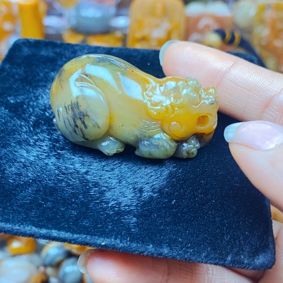 未镶嵌石英质玉（黄龙玉）颈饰