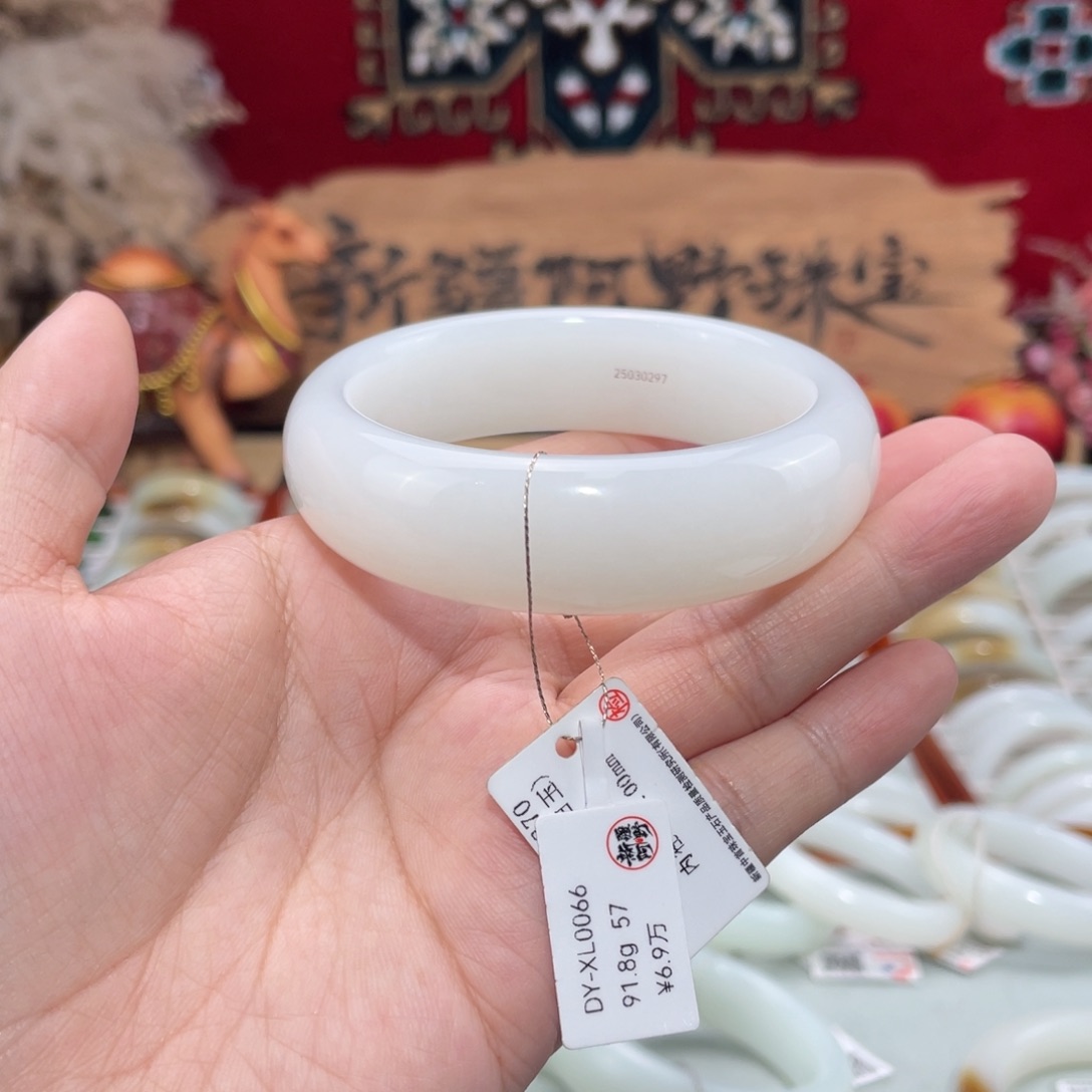 未镶嵌手镯和田玉优雅新疆和田玉