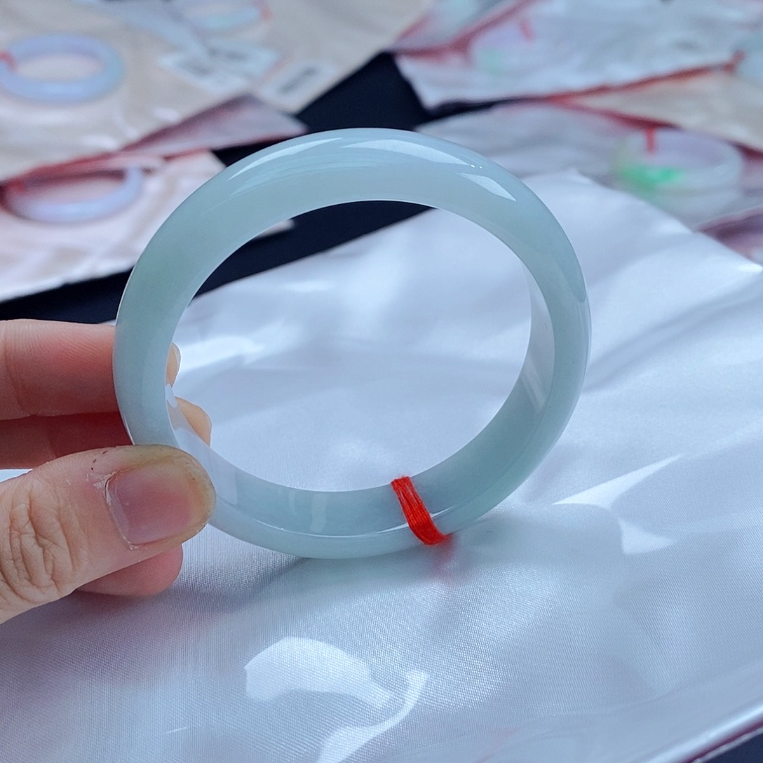 翡翠手镯未镶嵌翡翠