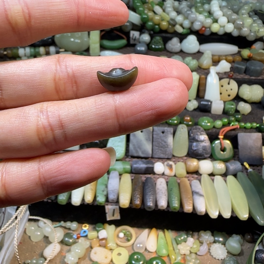 和田玉未镶嵌颈饰糖元宝