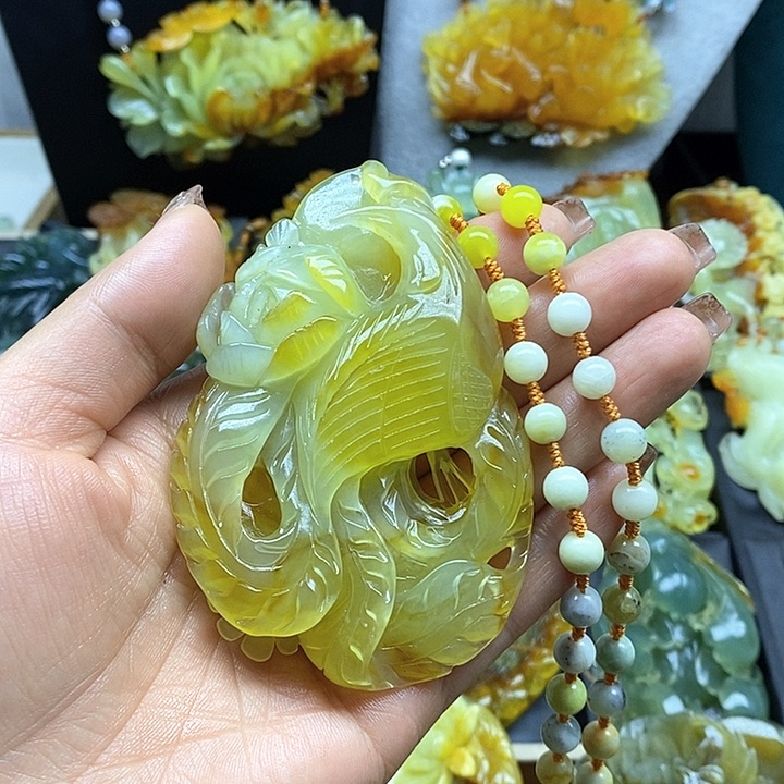 蛇纹石玉挂件未镶嵌一**奶