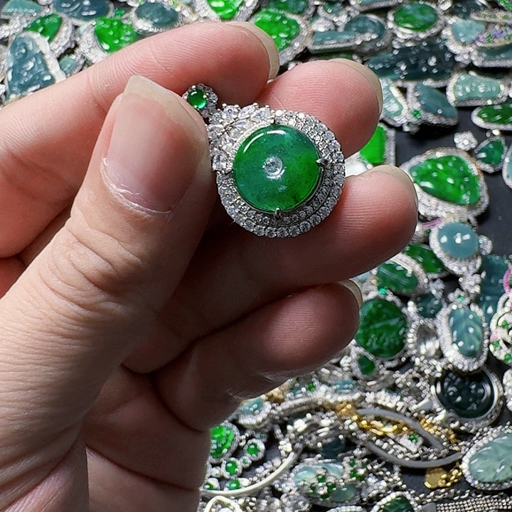 翡翠颈饰未镶嵌天然A货翡翠放漏