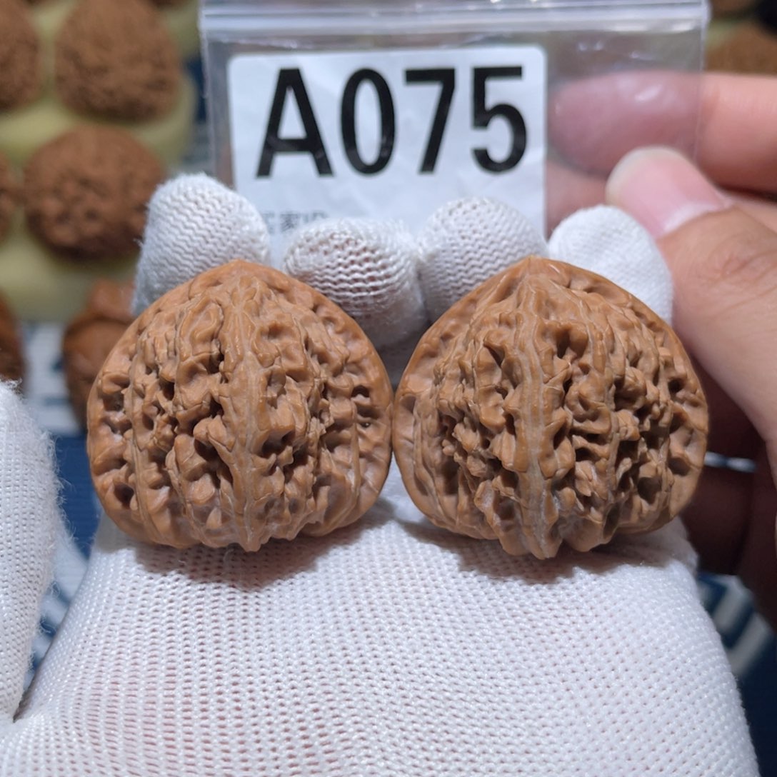 文玩核桃把件三角白40