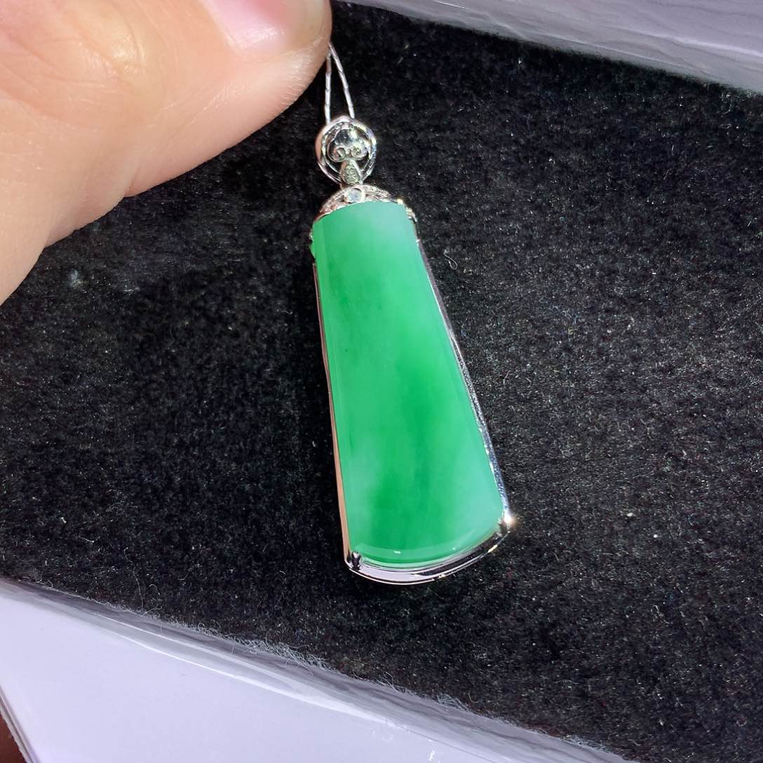 翡翠吊坠(赠链)18K金镶嵌