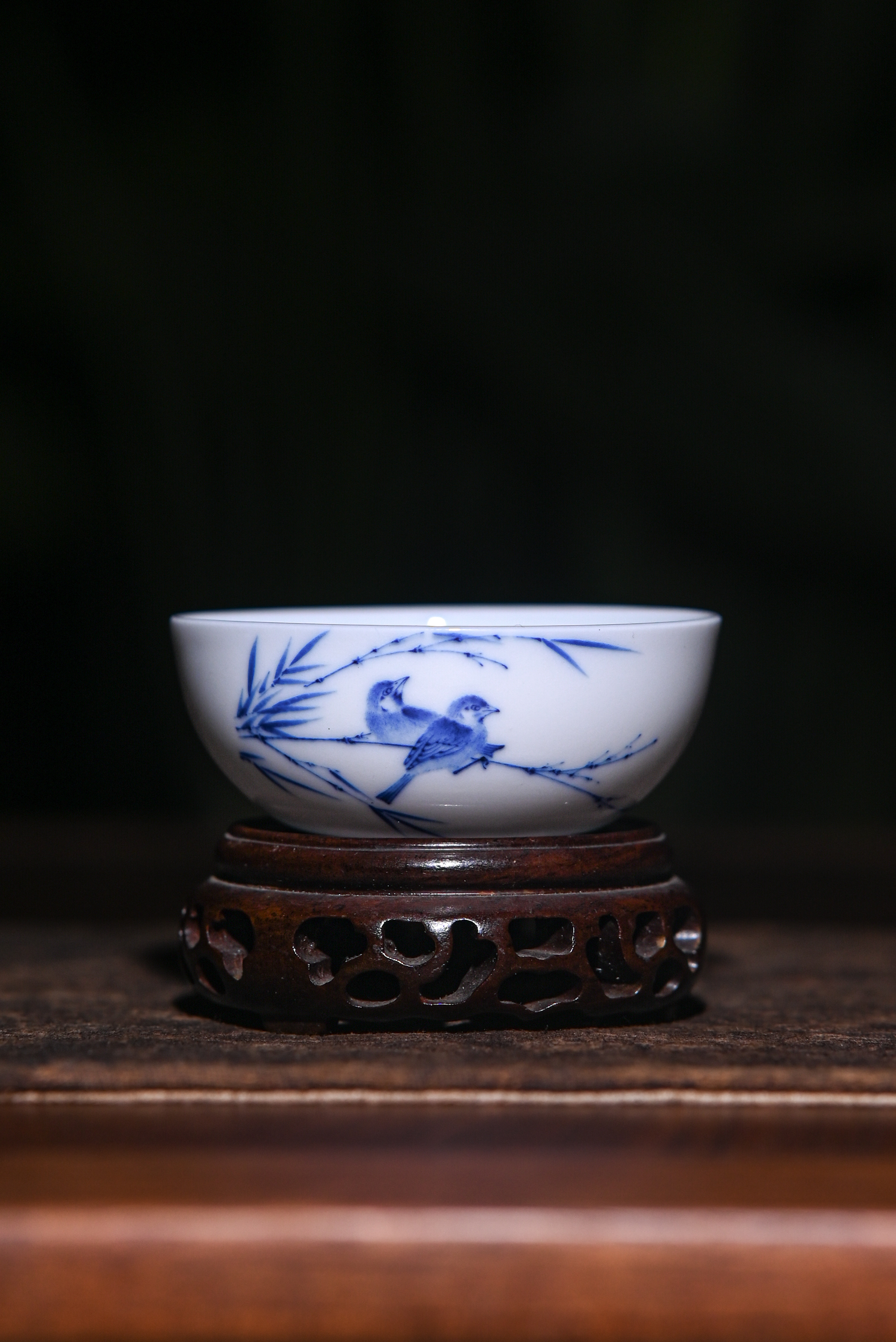 景德镇快雪时晴青花花鸟卧足杯（小釉里红）