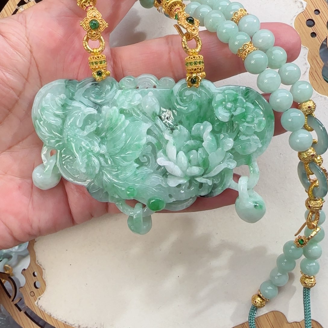 翡翠颈饰足铂镶嵌仿古