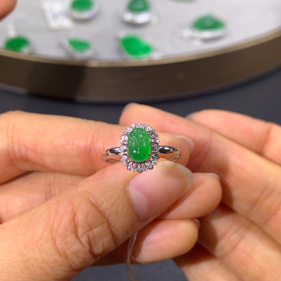 翡翠戒指18K金镶嵌翡翠