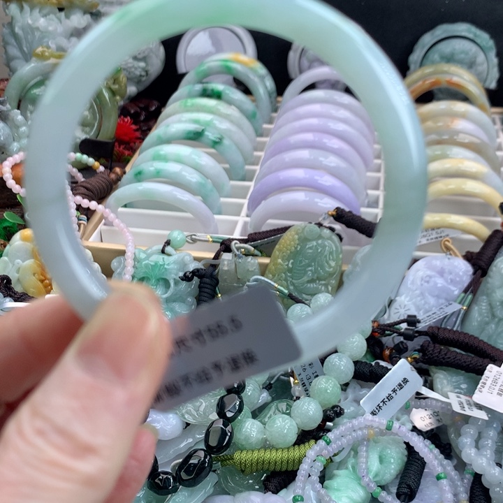 翡翠手镯未镶嵌吊坠