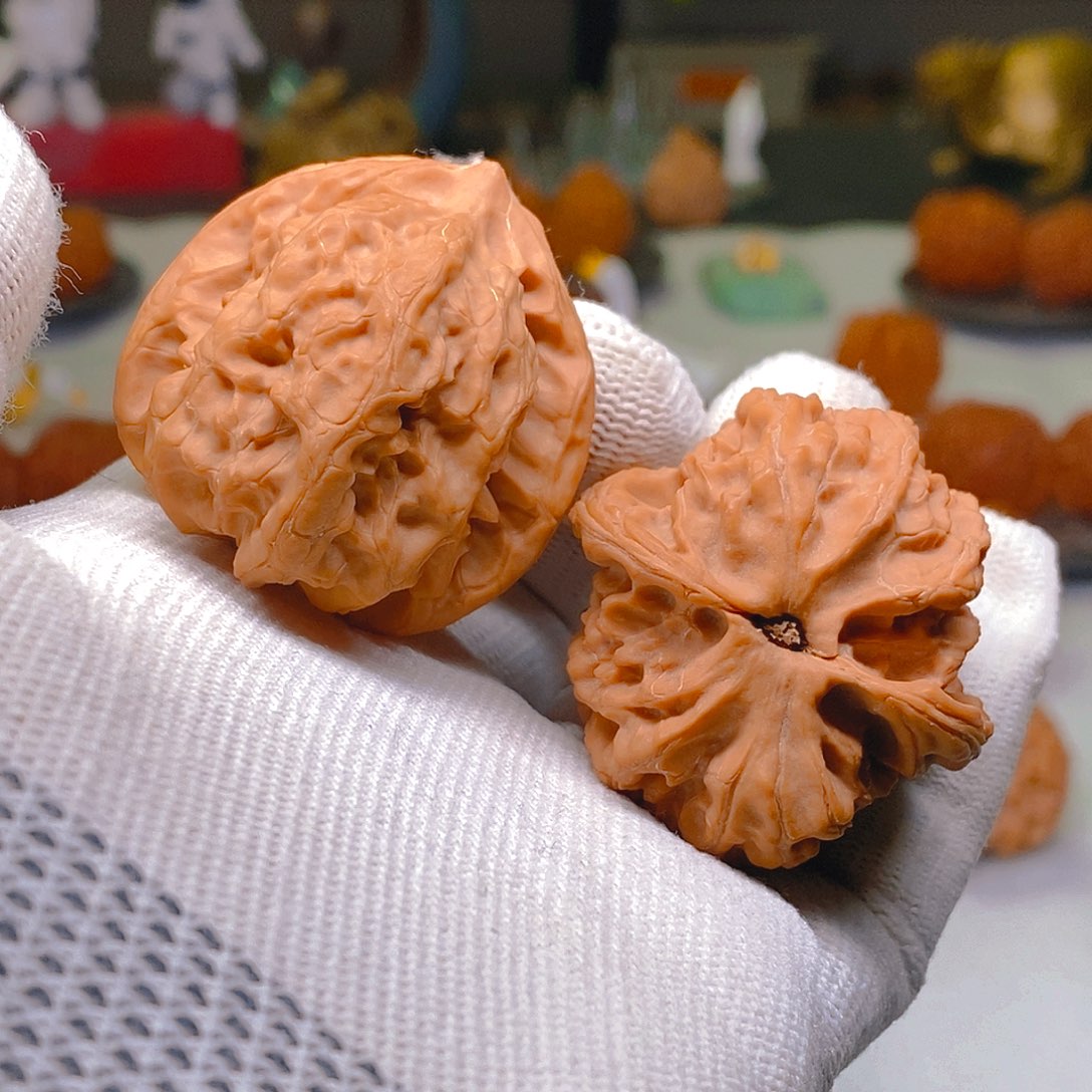 文玩核桃把件梨木台