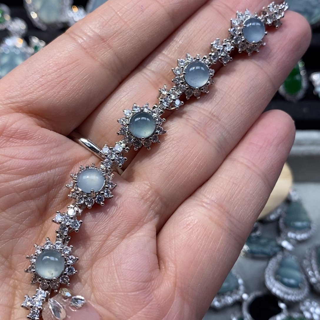 翡翠颈饰未镶嵌翡翠