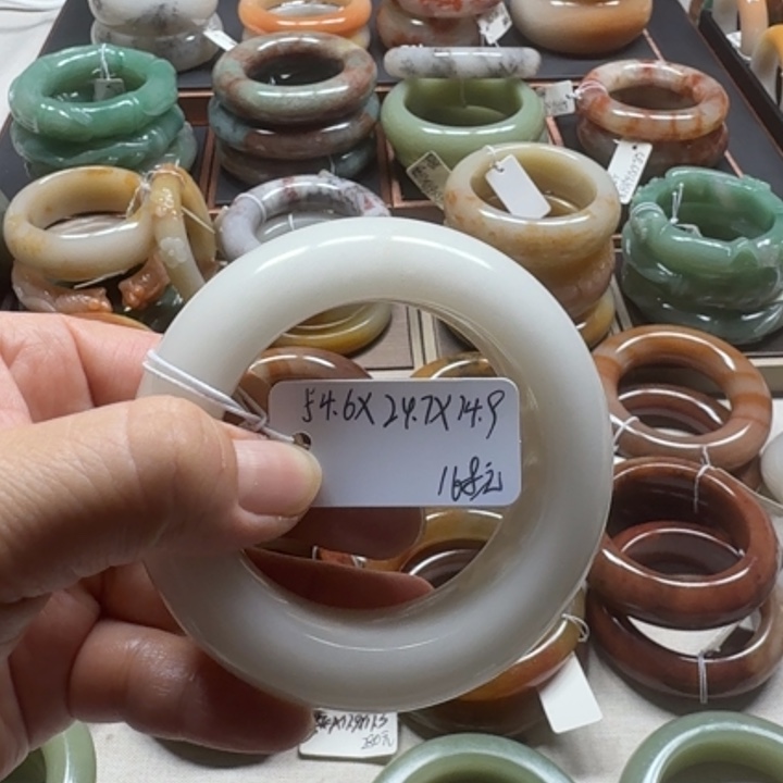 樂***ん石英质玉未镶嵌手镯