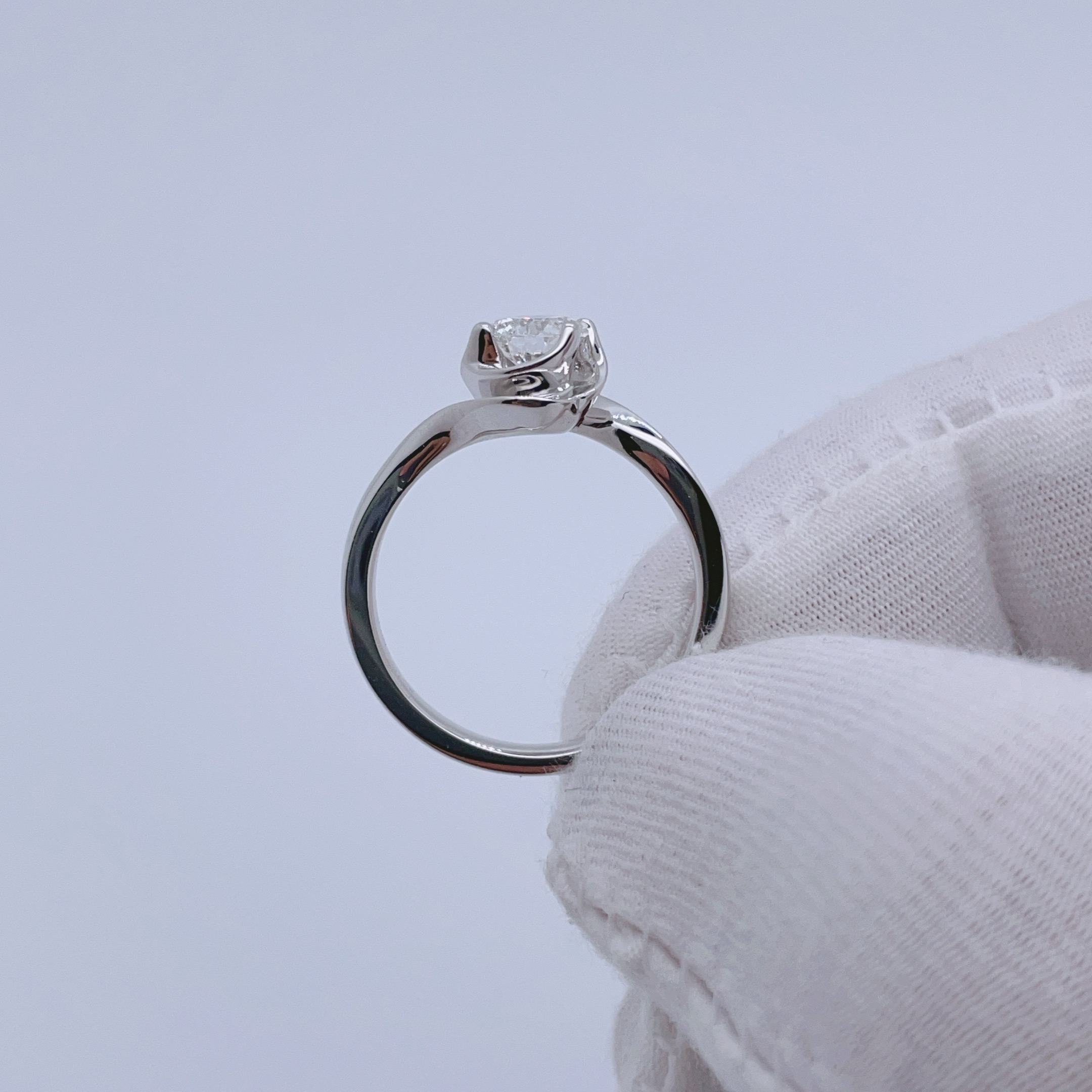 18k金主钻60.8份经典扭臂花苞四爪钻戒净度VS颜色h