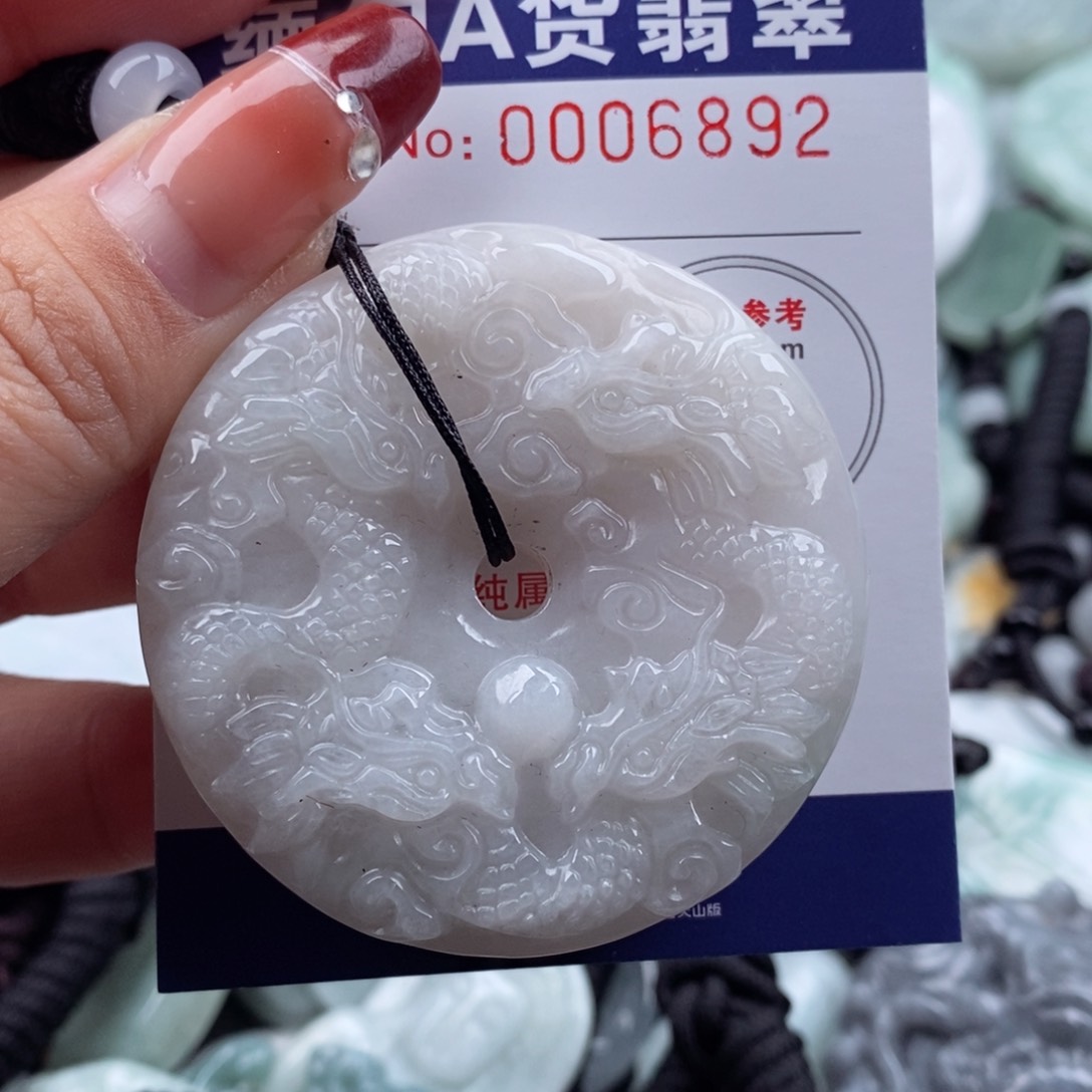 翡翠挂件未镶嵌翡翠