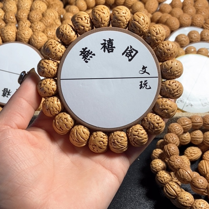 步**衫7号，桃核手串纽扣