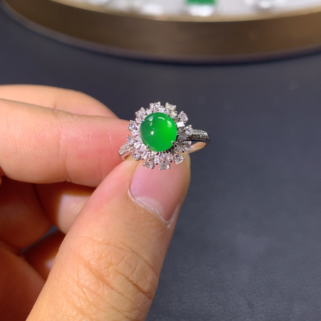 翡翠戒指18K金镶嵌翡翠