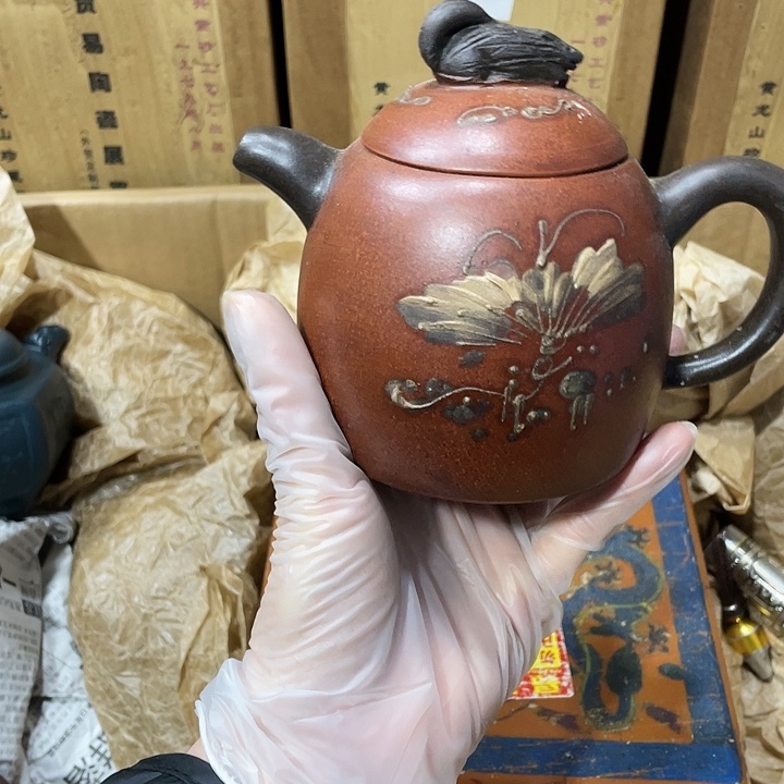 茶壶紫砂原矿泥料手工制作的一把紫砂壶。