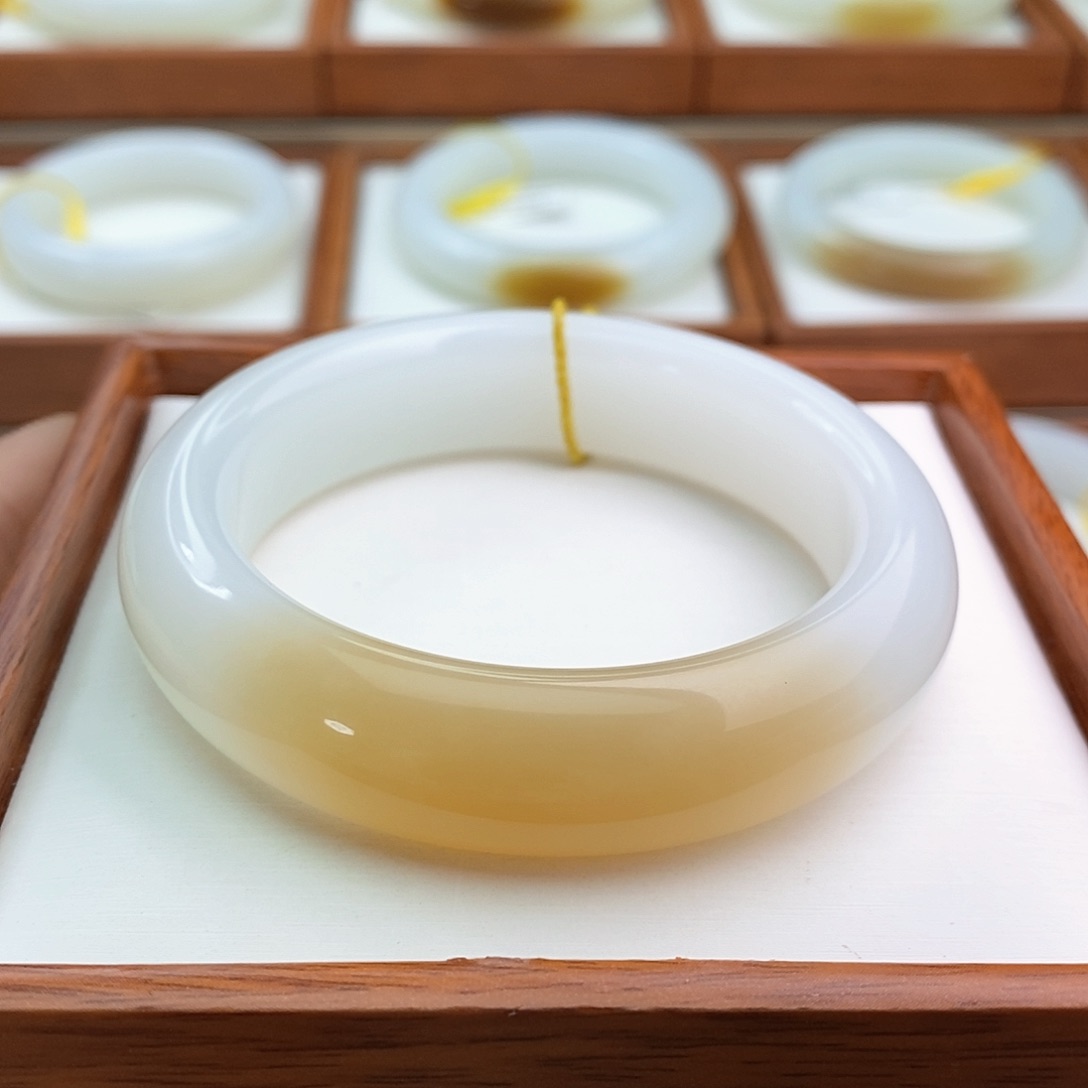 和田玉（糖玉）手镯未镶嵌小***·