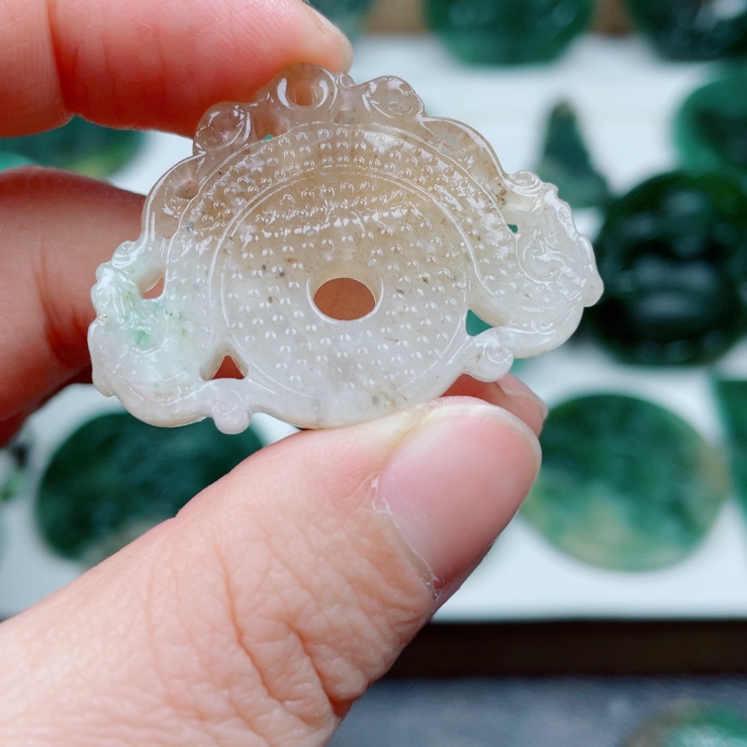 独山玉颈饰未镶嵌