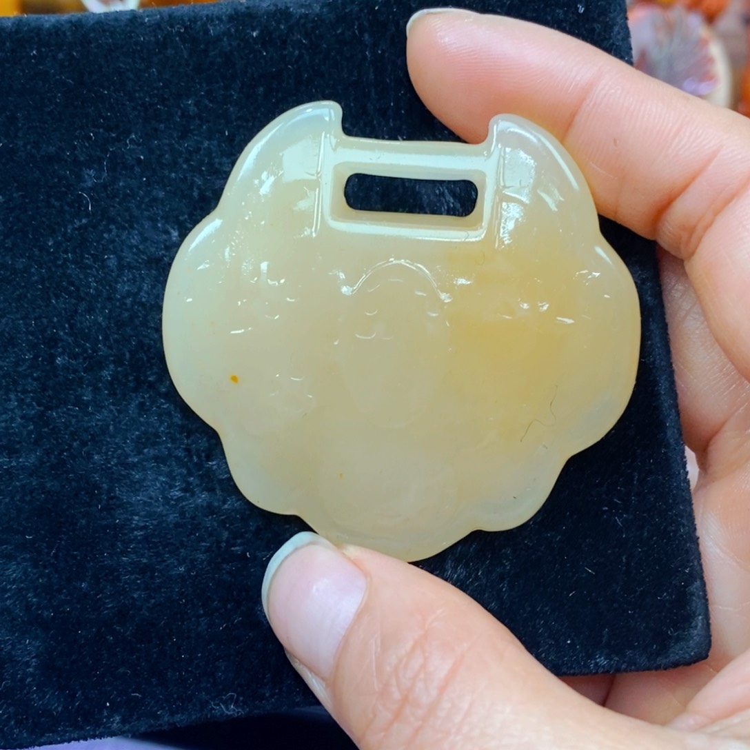 未镶嵌石英质玉（黄龙玉）颈饰