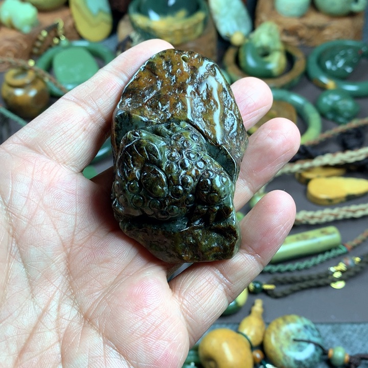 吊坠(赠链)未镶嵌岫岩河磨玉（透闪石质玉）M****K