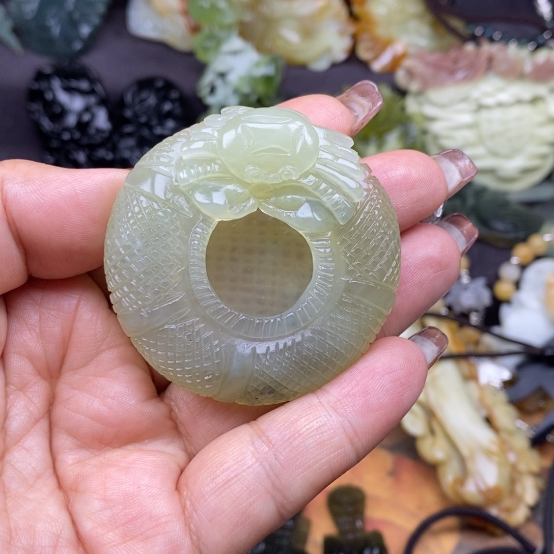 蛇纹石玉颈饰未镶嵌