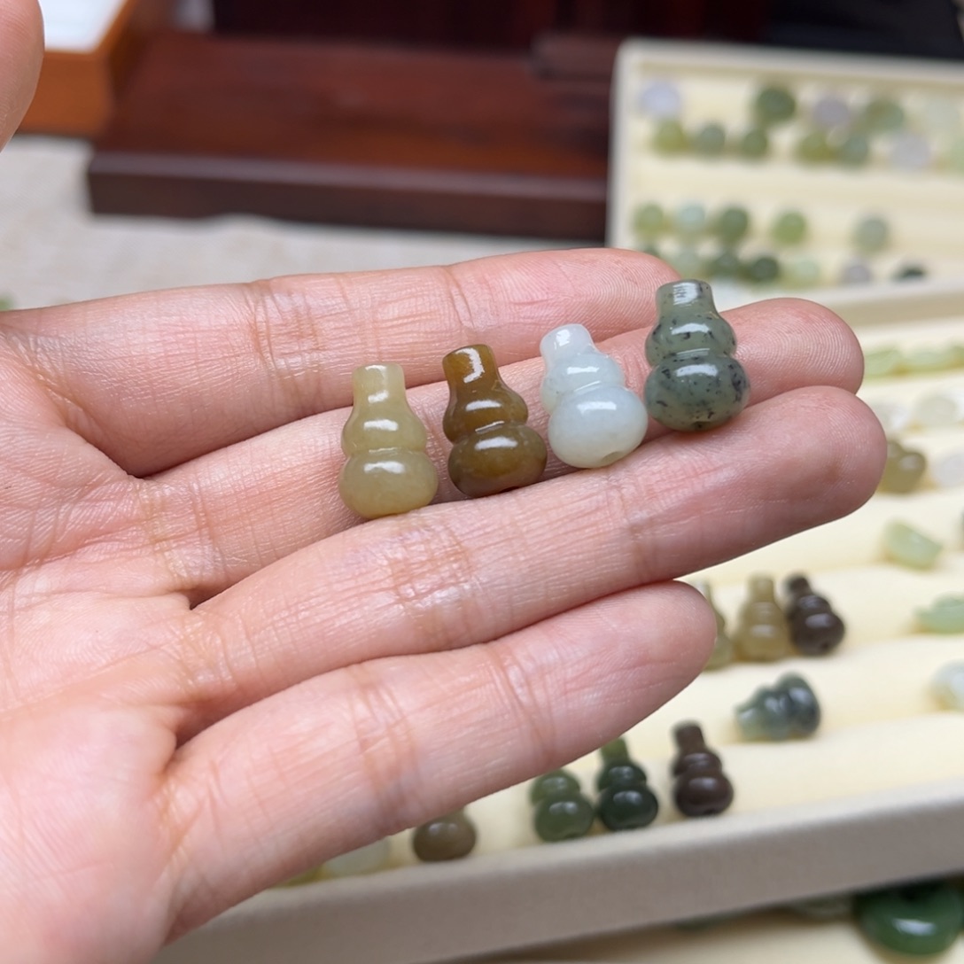 ****蕾和田玉未镶嵌珠宝半成品
