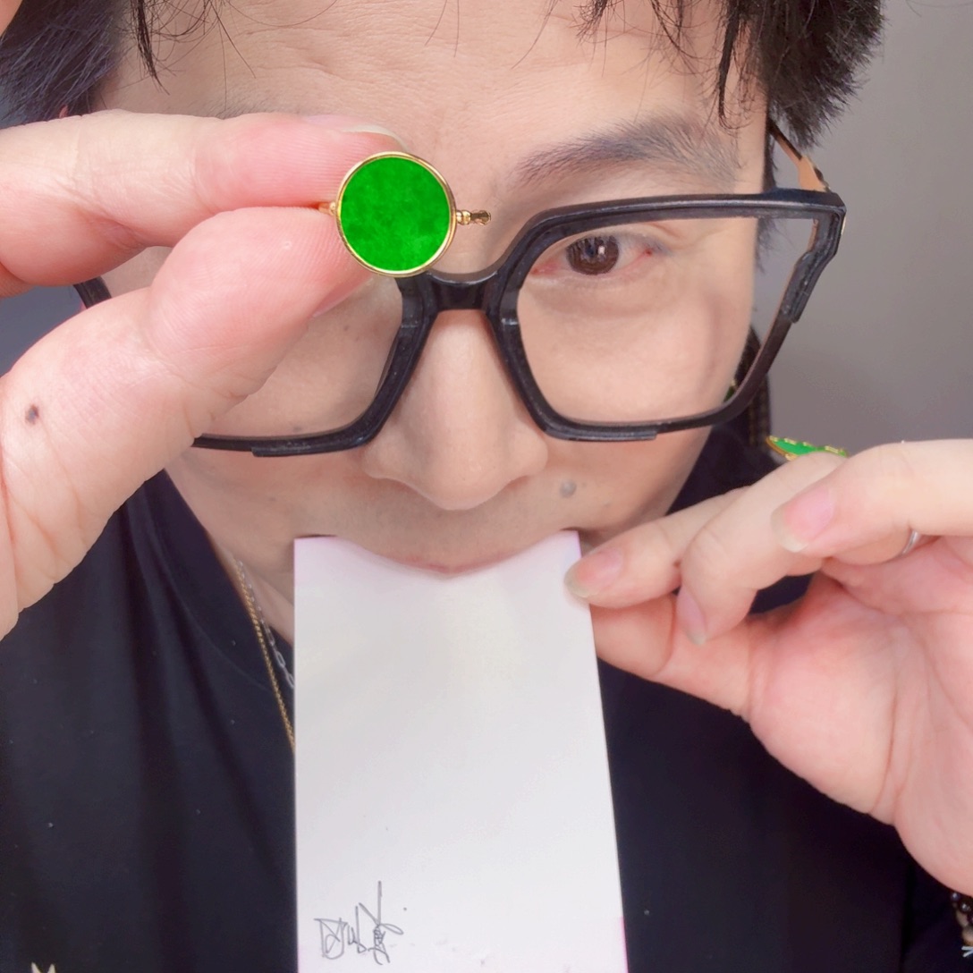 翡翠未镶嵌颈饰一件