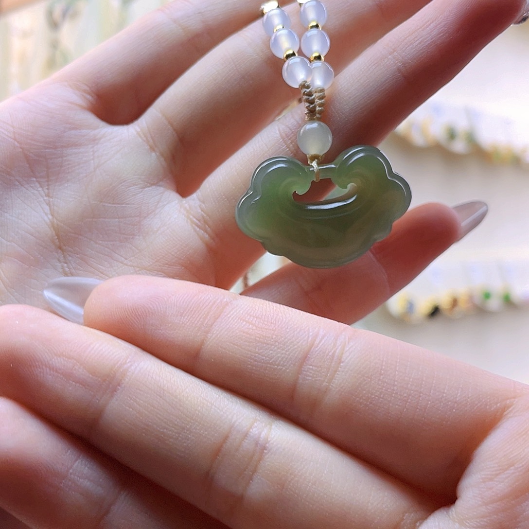 和田玉吊坠(赠链)未镶嵌刚***剧