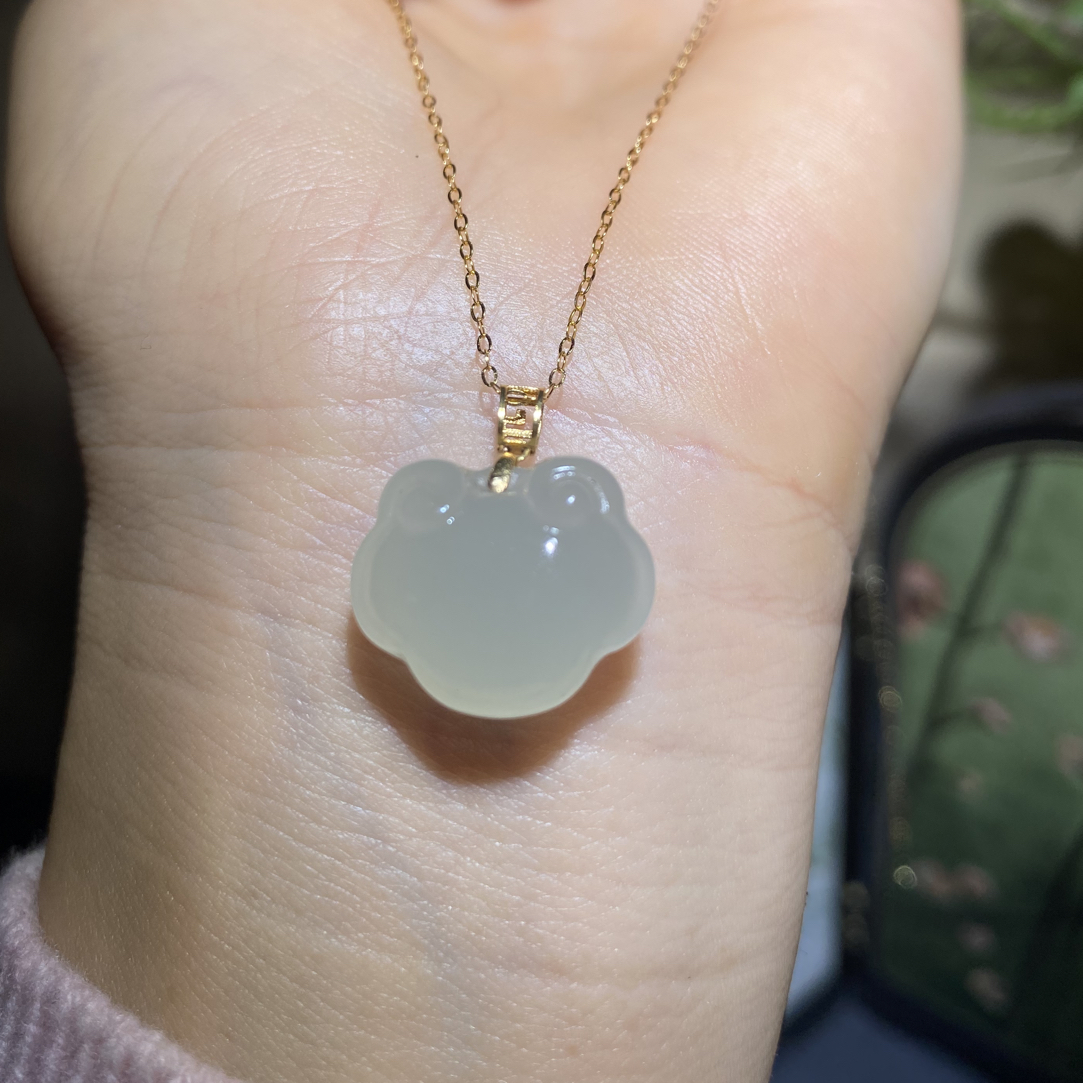 【橦芯珠宝】18K金镶嵌和田玉冰晴荧光祥云如意锁吊坠