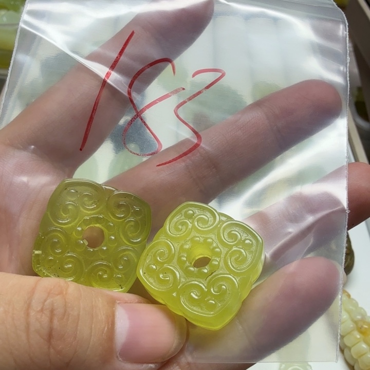 透闪石-蛇纹石玉吊坠未镶嵌