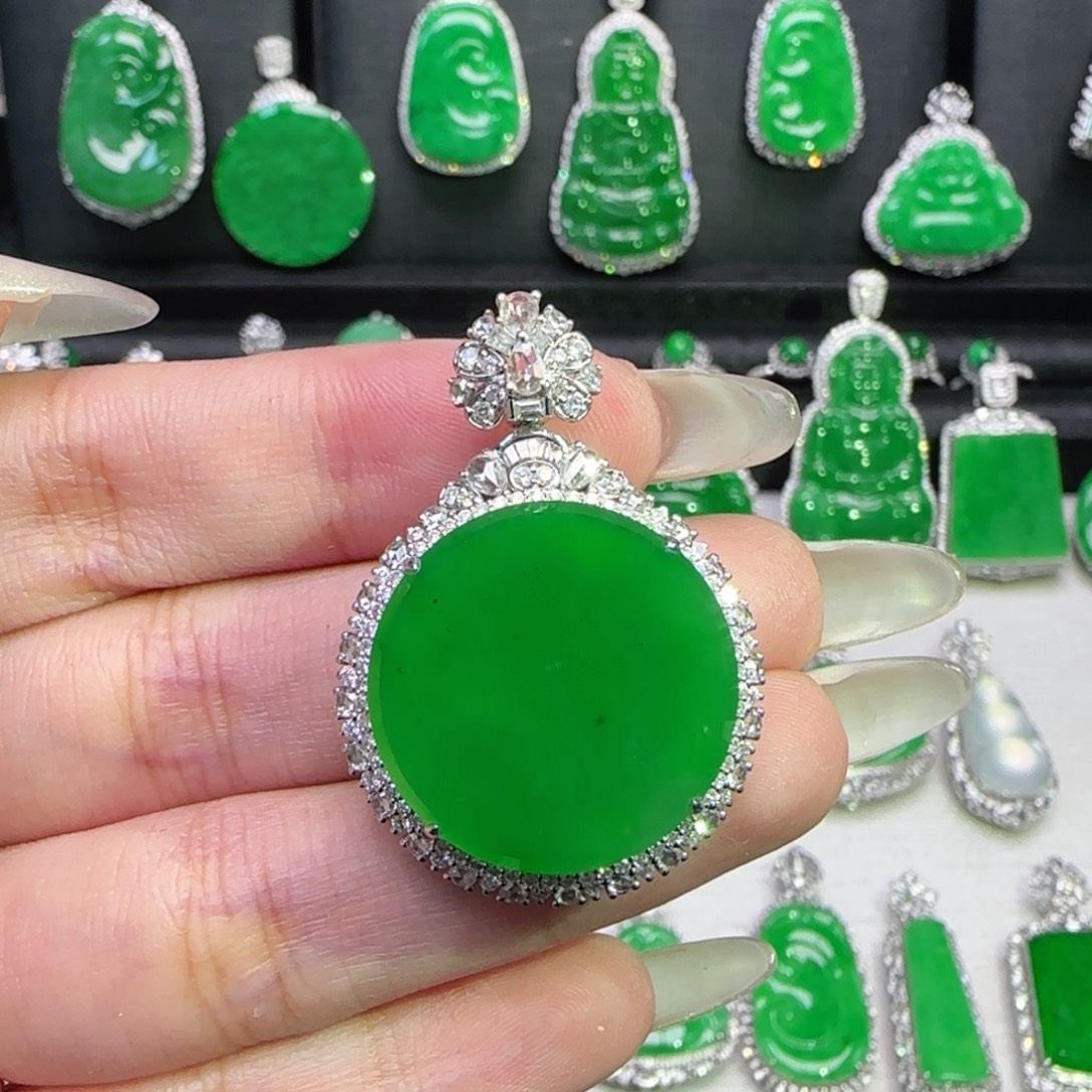 好***狸翡翠18K金镶嵌颈饰